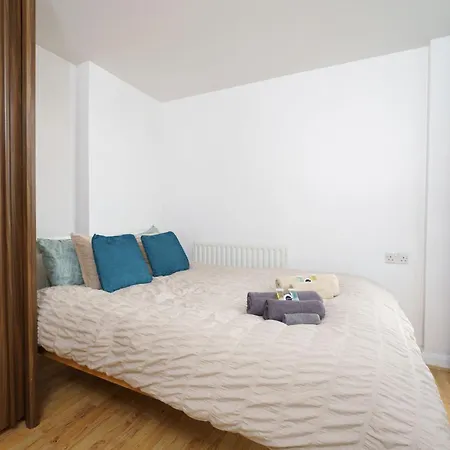 Beautiful 1 Bed Apartment With Living Room